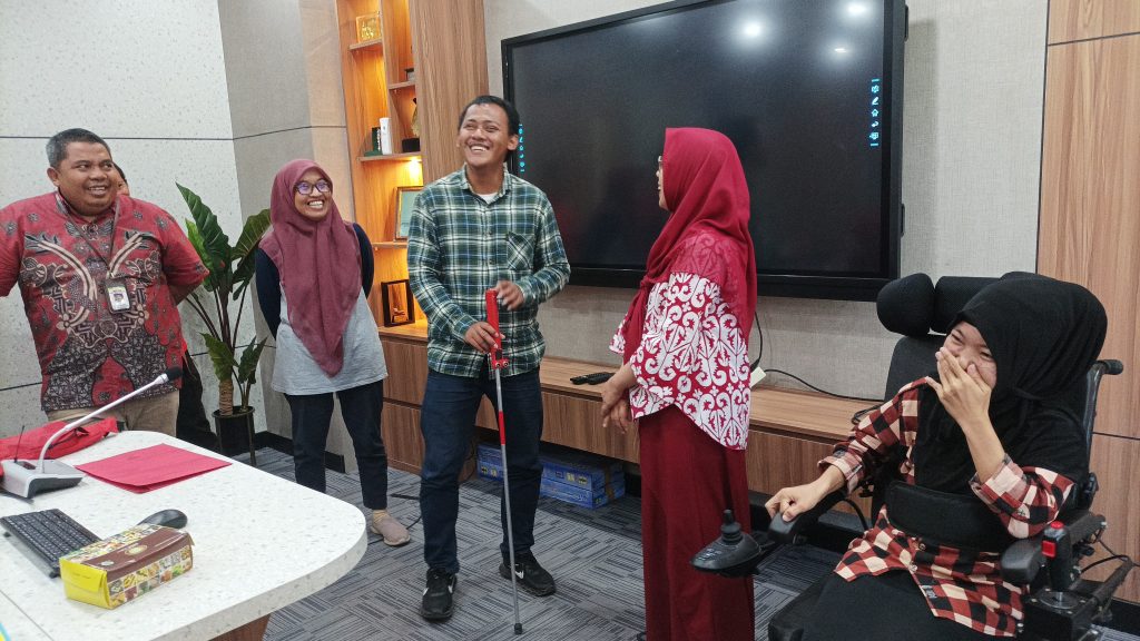 Saat difabel menerima bantuan alat bantu dari Sentra iNklusi Suharso.