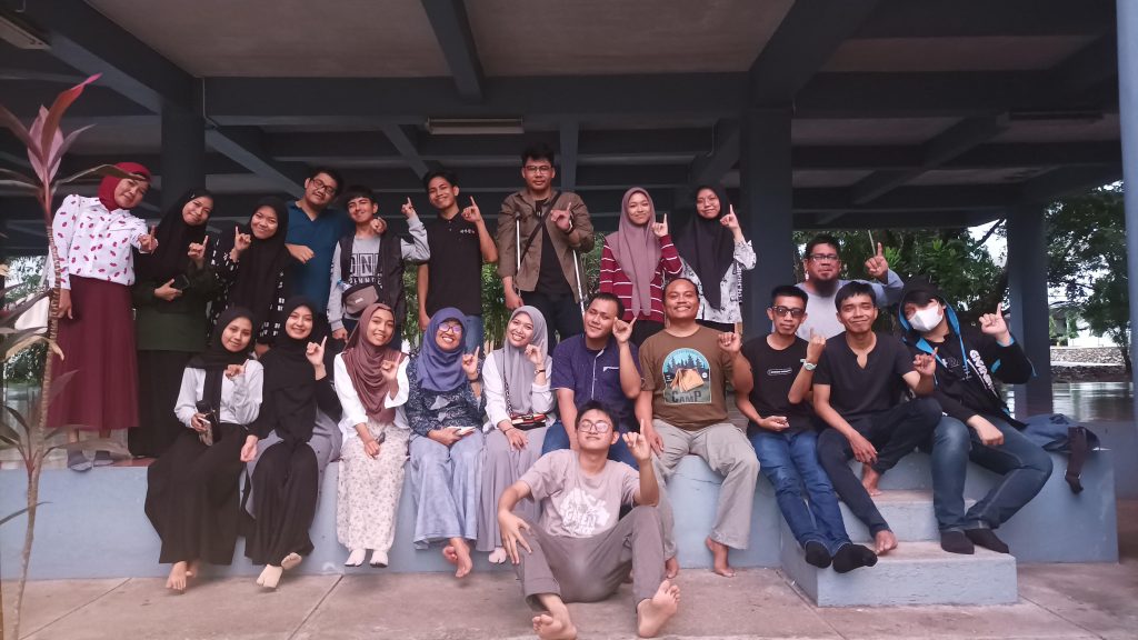 Foto bersama setelah kelas bahasa isyarat