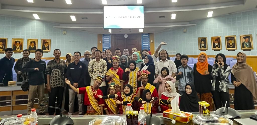 foto bersama dengan remaja di