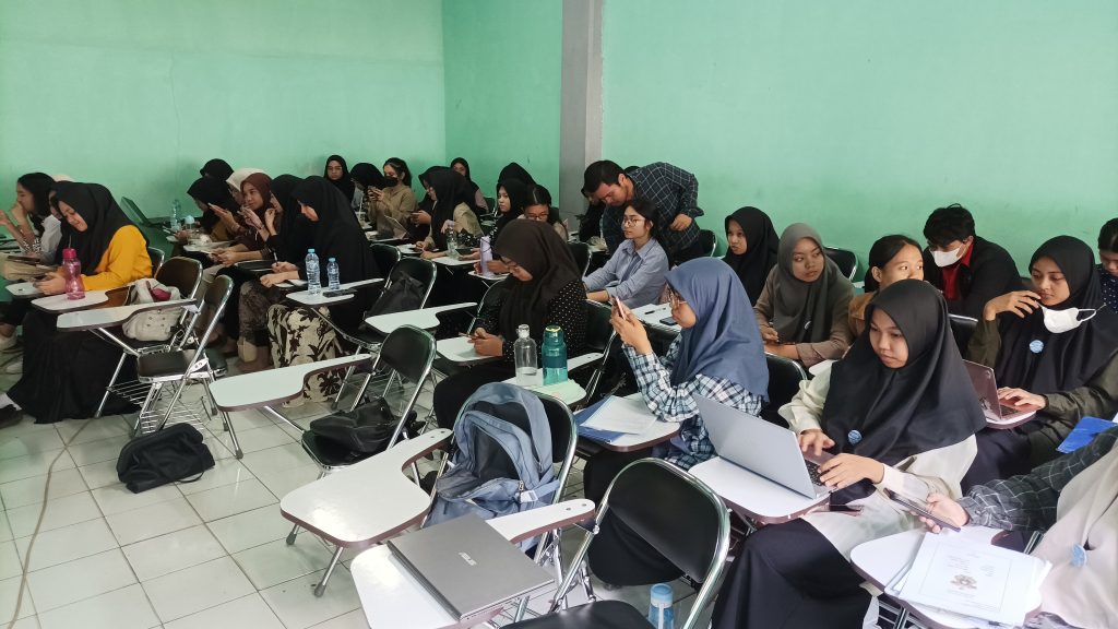 Suasana belajar di kelas Unhas