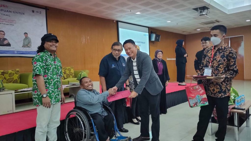 Prof Eng. Ir Adi Maulana memberikan plakat dan sertifikat kepada Ustaz Jafar Nurdin