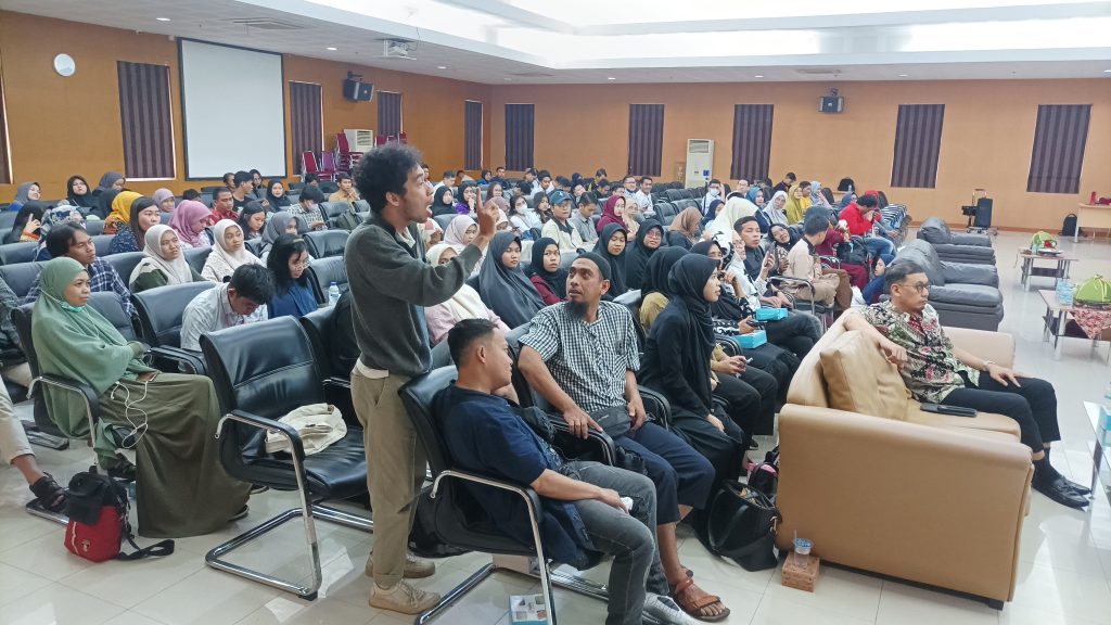 EMon, mahasiswa Tuli sedang bertanya