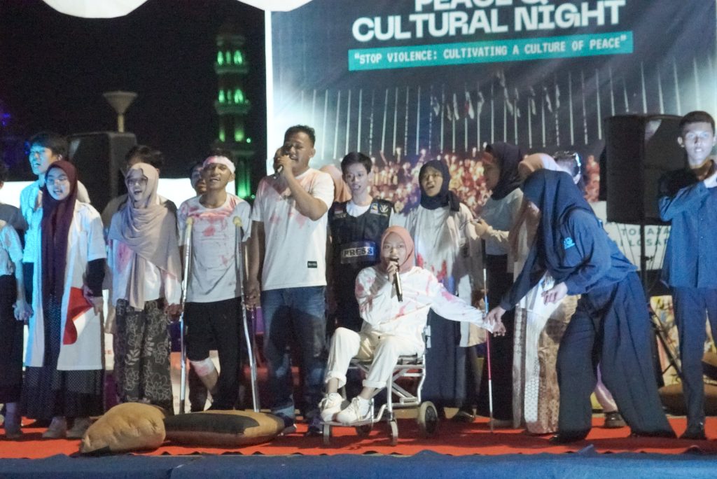 setelah pementasan, foto bersama