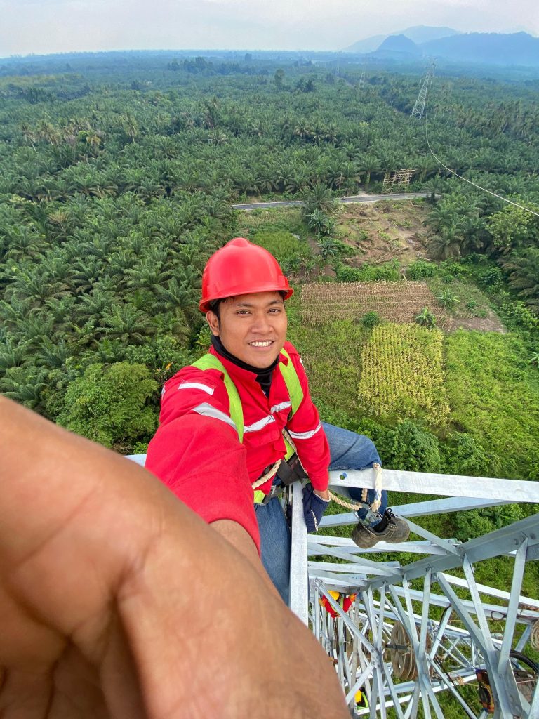 Dari tempat tinggi ini, aku belajar melihat hidup dari sudut pandang yang lain.
Meski jatuh berkali-kali, nyatanya aku masih bisa berdiri dan tersenyum.