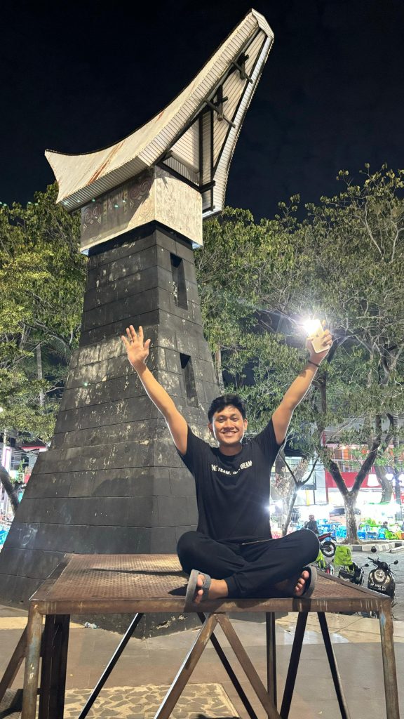 Malam yang gelap tak selalu berarti akhir.
Kadang ia adalah gerbang menuju versi diri yang lebih kuat.
Aku melewatinya, pelan-pelan, tapi pasti.