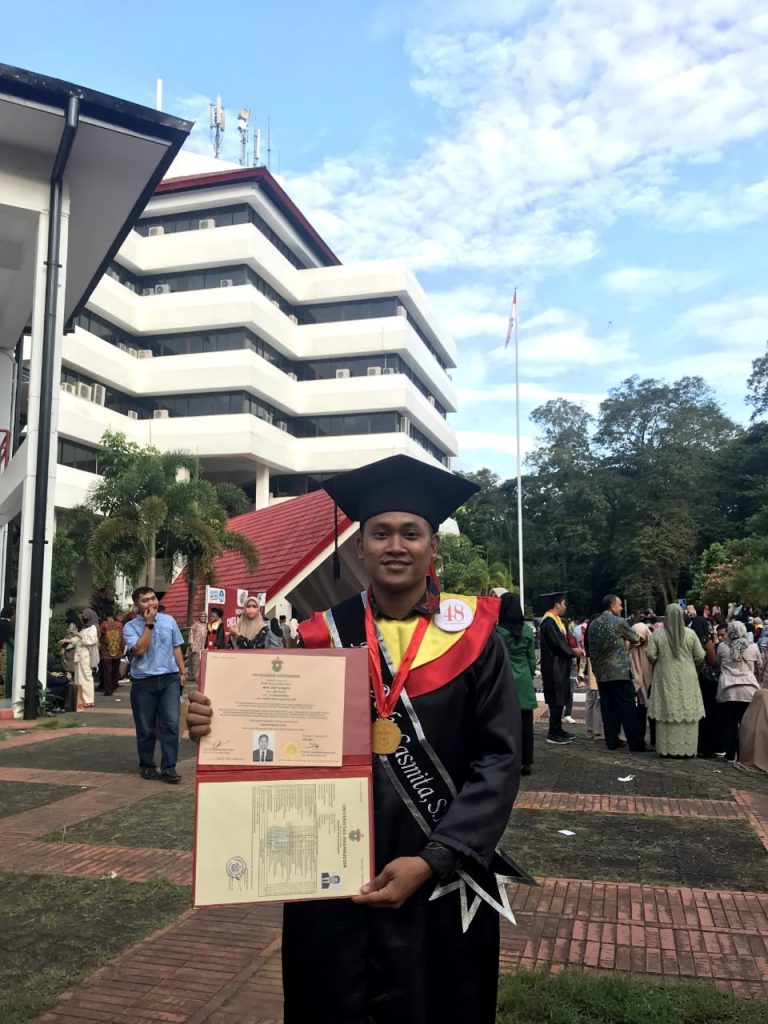 Ijazah ini bukan sekadar bukti akademik.
Ia adalah bukti bahwa aku bertahan, bahkan ketika pikiranku sendiri menjadi medan perang.