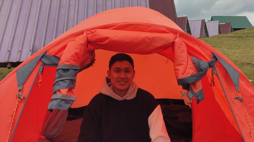 Dedy Sasmita dalam sebuah tenda orange