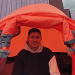 Dedy Sasmita dalam sebuah tenda orange