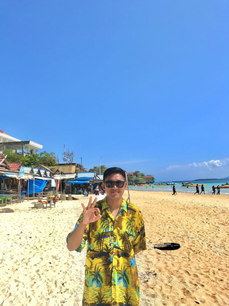 Laut mengajarkanku tentang gelombang.
Ada pasang, ada surut.
Seperti diriku kadang kuat, kadang rapuh. Tapi tak pernah berhenti jadi indah.