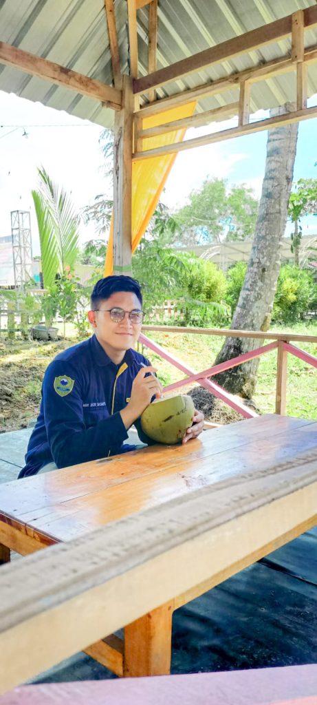 Mungkin bahagia itu sesederhana ini:
bernafas lega, minum kelapa muda, dan tidak harus berpura-pura baik-baik saja.
Hari ini, aku cukup.