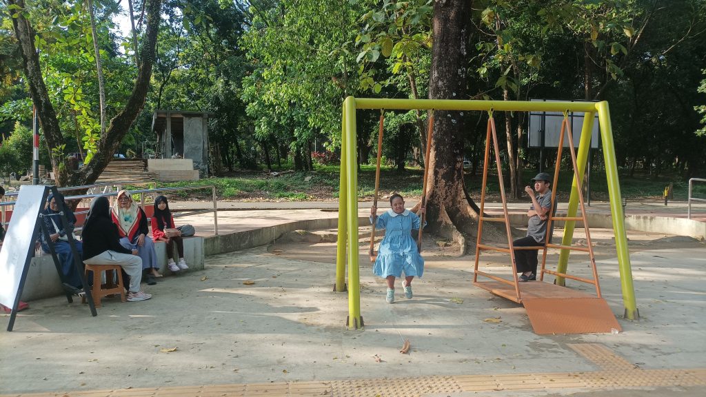 Suasana Taman Inklusif dan ayunan untuk mahasiswa dengan kursi roda