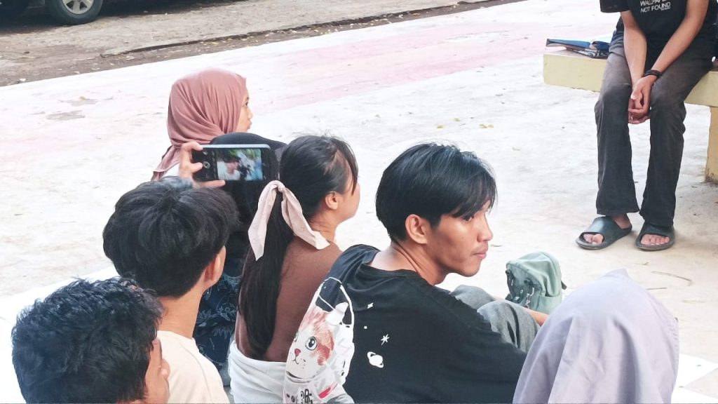 Jun saat belajar bahasa isyarat