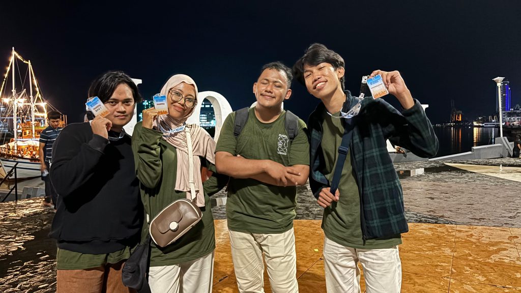 Ilham (kedua dari kanan) saat perayaan HUT Pusdis ke-2 (Khalis, Ilham, Nanda, Ardi)