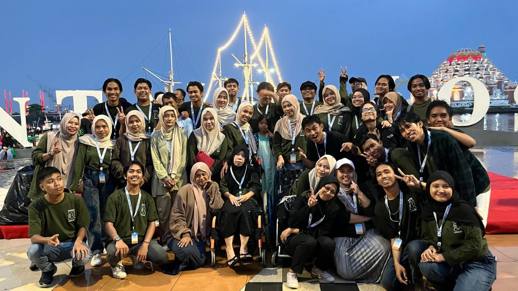 Foto bersama panitia