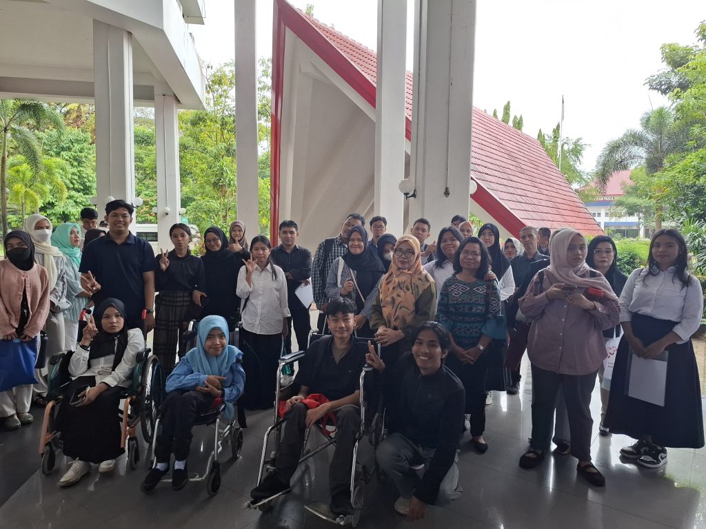 Peserta wawancara berkumpul di depan rektorat