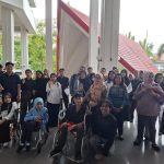 Peserta wawancara berkumpul di depan rektorat