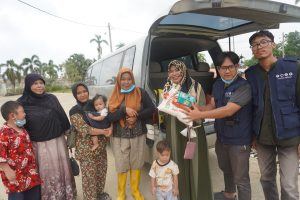 Pemberian Bantuan dari Tim Pusdis Tanggap Bencana Sumatera